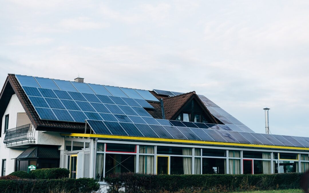 Casa com sistema de energia solar fotovoltaica instalado