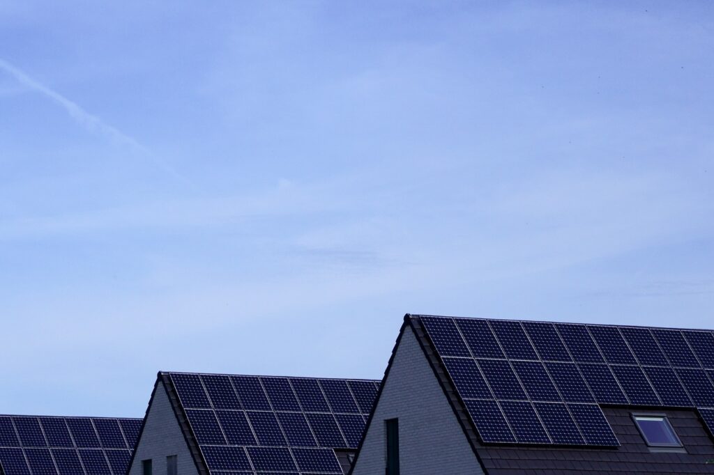 Painel de energia solar fotovoltaica instalado em condomínio de casas